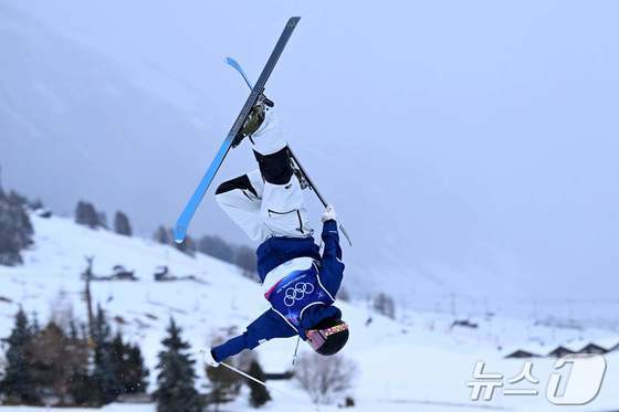 한국 프리스타일 스키 국가대표 윤신이가 2026 밀라노·코르티나담페초 동계 올림픽 여자 모굴에 출전해 연기하고 있다. ⓒ AFP=뉴스1