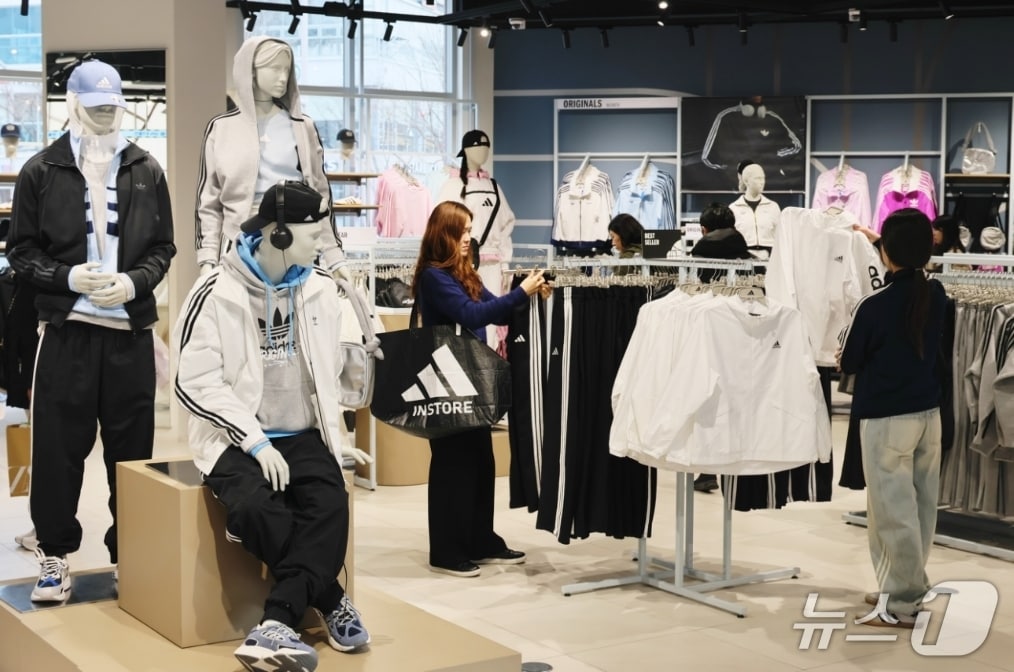 롯데아울렛 이시아폴리스점 1층 아디다스 매장에서 고객이 스포츠 상품을 살펴보고 있다.(롯데백화점 제공, 재판매 및 DB 금지)