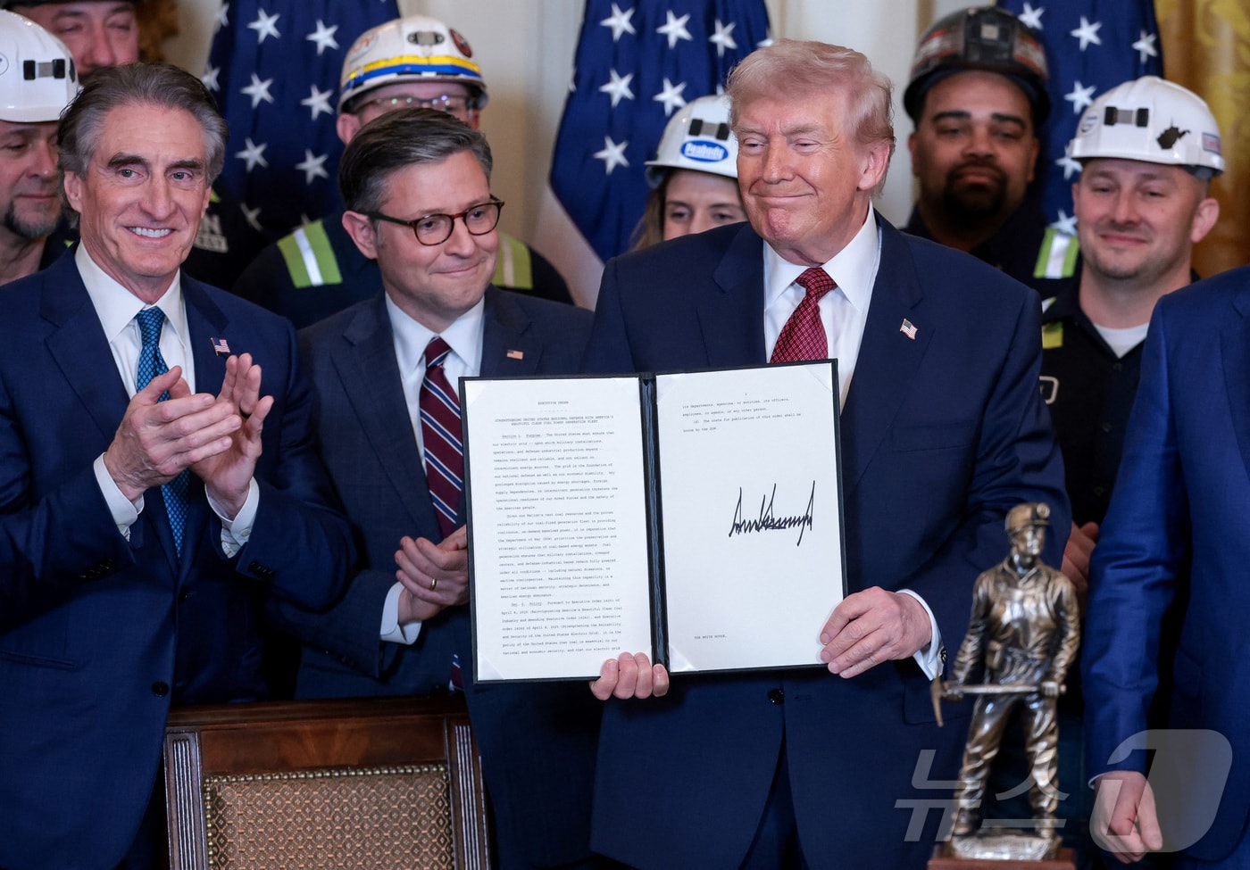 도널드 트럼프 미국 대통령이 11일(현지시간) 워싱턴DC 백악관 이스트룸에서 열린 석탄 발전 장려 행사에서 '미국의 아름다운 청정 석탄 발전을 통한 국가안보 강화'라는 제목의 행정명령에 서명한 뒤 이를 들어 보이고 있다. 2026.02.11. ⓒ 로이터=뉴스1