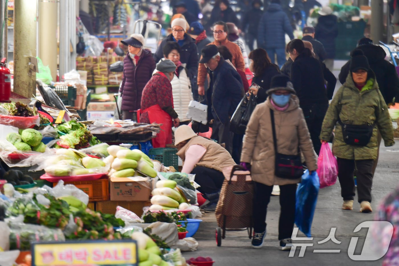설 명절을 앞둔 12일 오전 경북 포항시 죽도시장 곳곳이 제수용품을 구입을 위해 나온 시민들로 붐비고 있다. 2026.2.12 ⓒ 뉴스1 최창호 기자