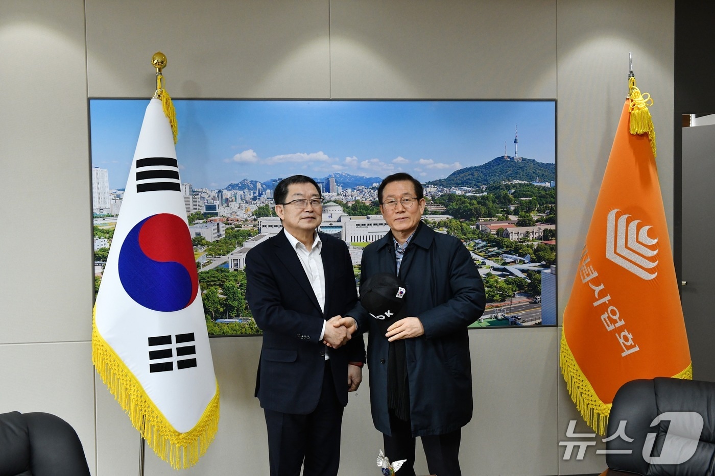 백승주 전쟁기념사업회장(왼쪽)은 지난 10일 정운현 한국문화정보원장과 만나  콘텐츠 제작 협업 확대 방안을 논의했다. 2026.2.12./ⓒ 뉴스1(전쟁기념사업회 제공)