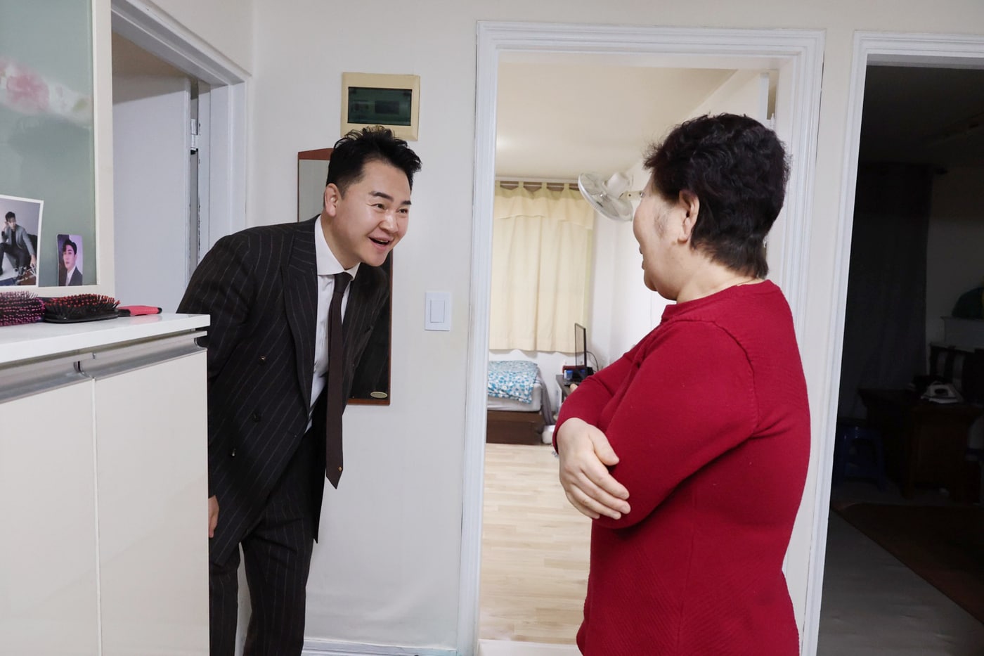 오언석 도봉구청장이 설 명절 어르신과 인사를 나누고 있다.(도봉구 제공)