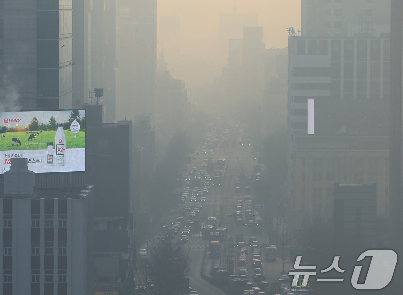 전국 대부분 지역의 미세먼지가 나쁨 수준을 보인 12일 서울 도심이 미세먼지로 뿌옇게 보이고 있다. 2026.2.12 ⓒ 뉴스1 이호윤 기자