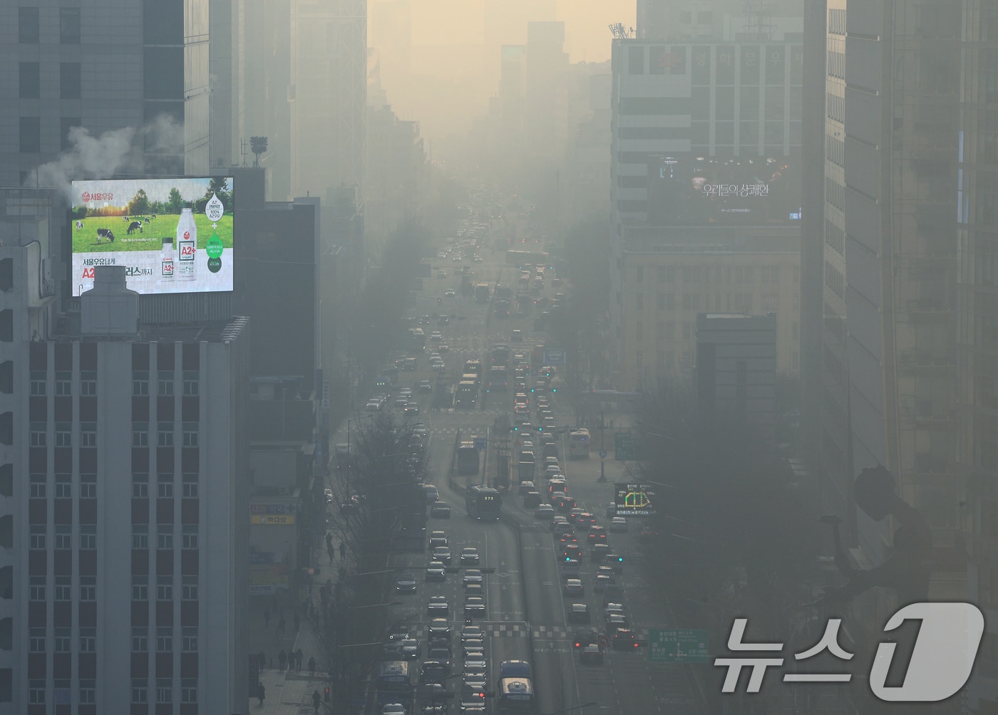 전국 대부분 지역의 미세먼지가 나쁨 수준을 보인 12일 서울 도심이 미세먼지로 뿌옇게 보이고 있다. 2026.2.12 ⓒ 뉴스1 이호윤 기자