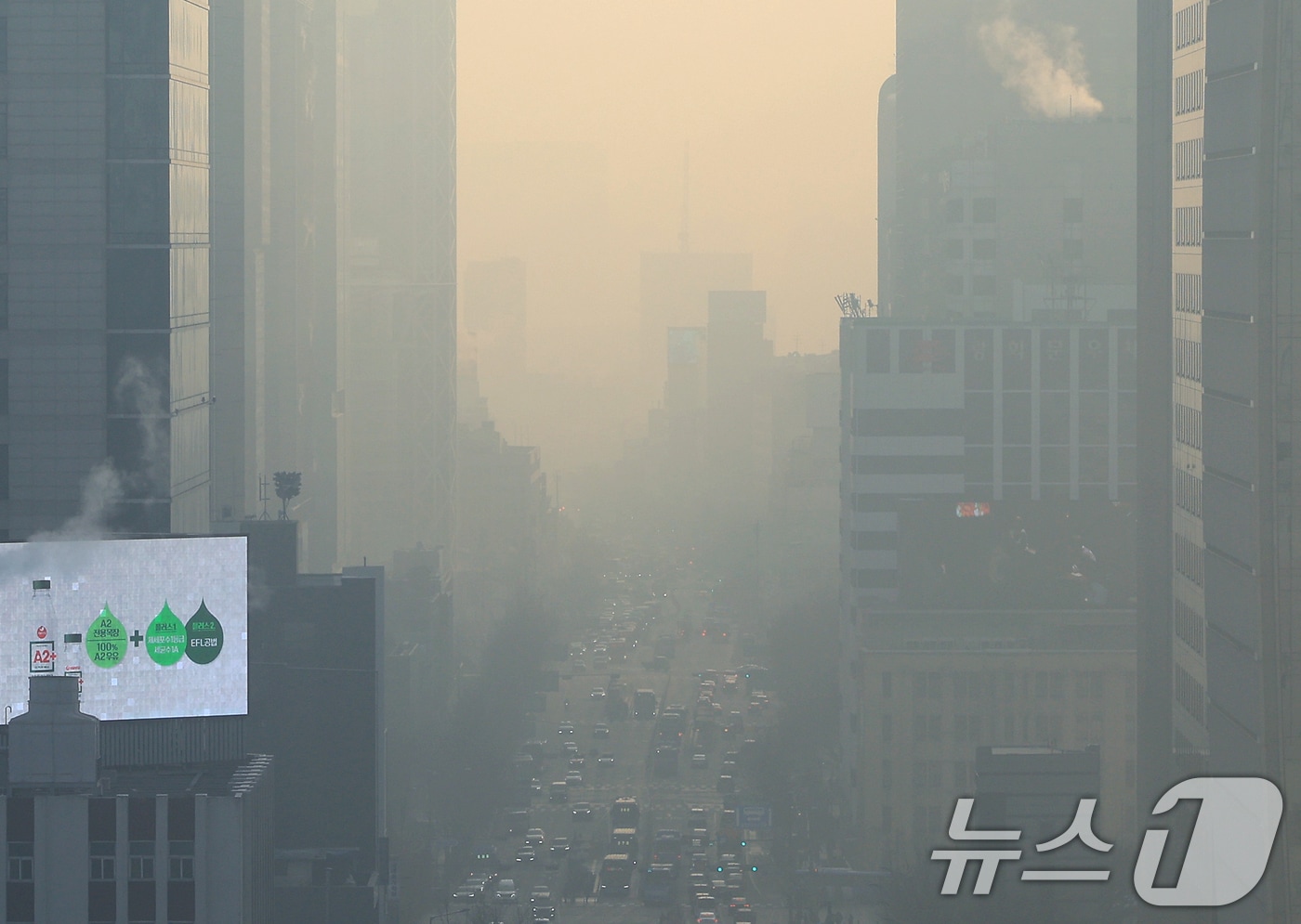 전국 대부분 지역의 미세먼지가 나쁨 수준을 보인 12일 서울 도심이 미세먼지로 뿌옇게 보이고 있다. 2026.2.12 ⓒ 뉴스1 이호윤 기자