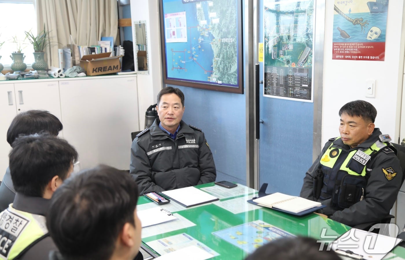 이근영 보령해양경찰서장이 대천파출소를 방문해 현장 점검 중인 모습. (보령해경 제공, 재판매 및 DB금지) / 뉴스1