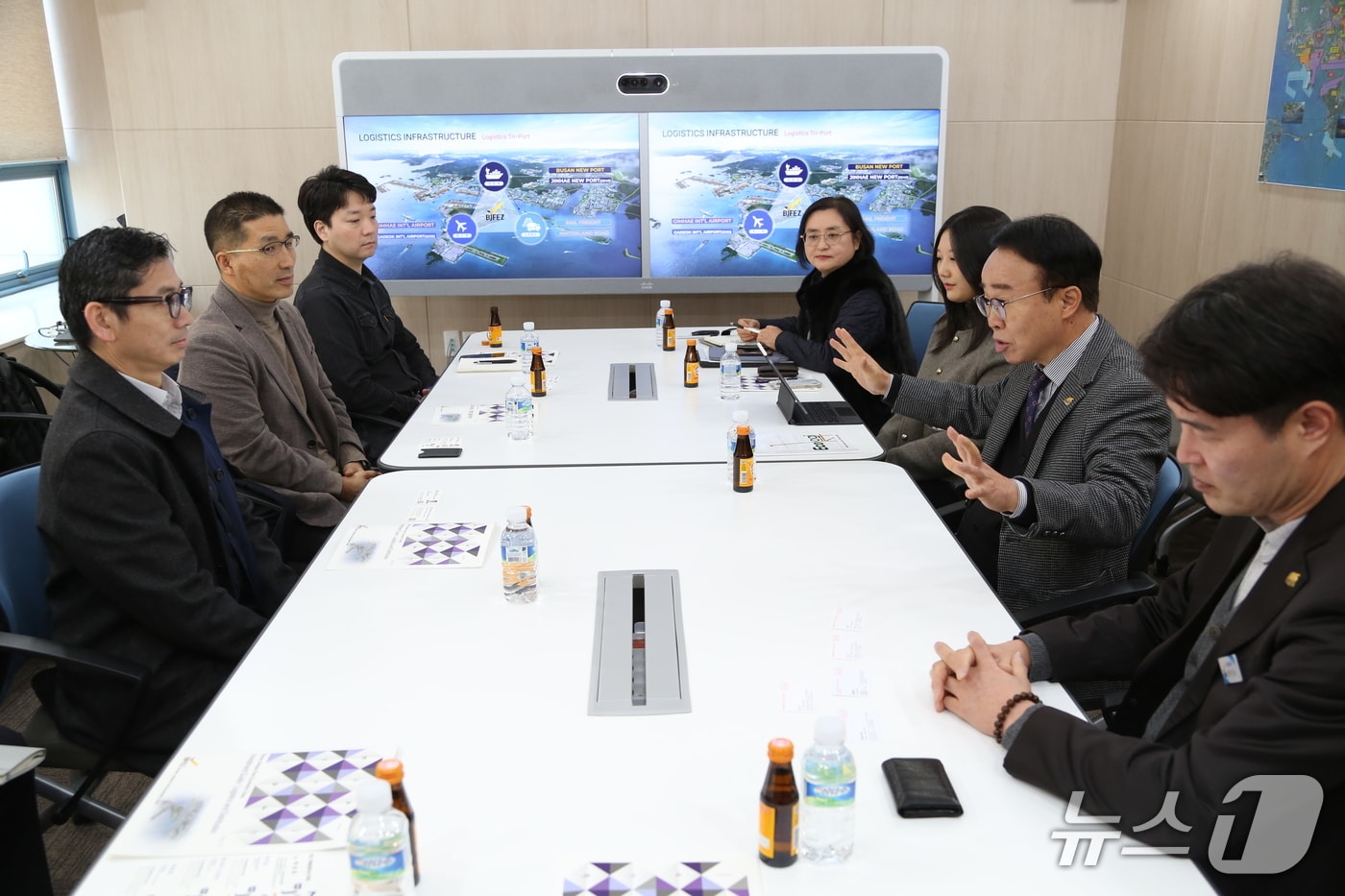 부산진해경제자유구역청과 KLN로지스틱스 그룹 관계자 간 간담회. (경자청 제공. 재판매 및 DB금지)