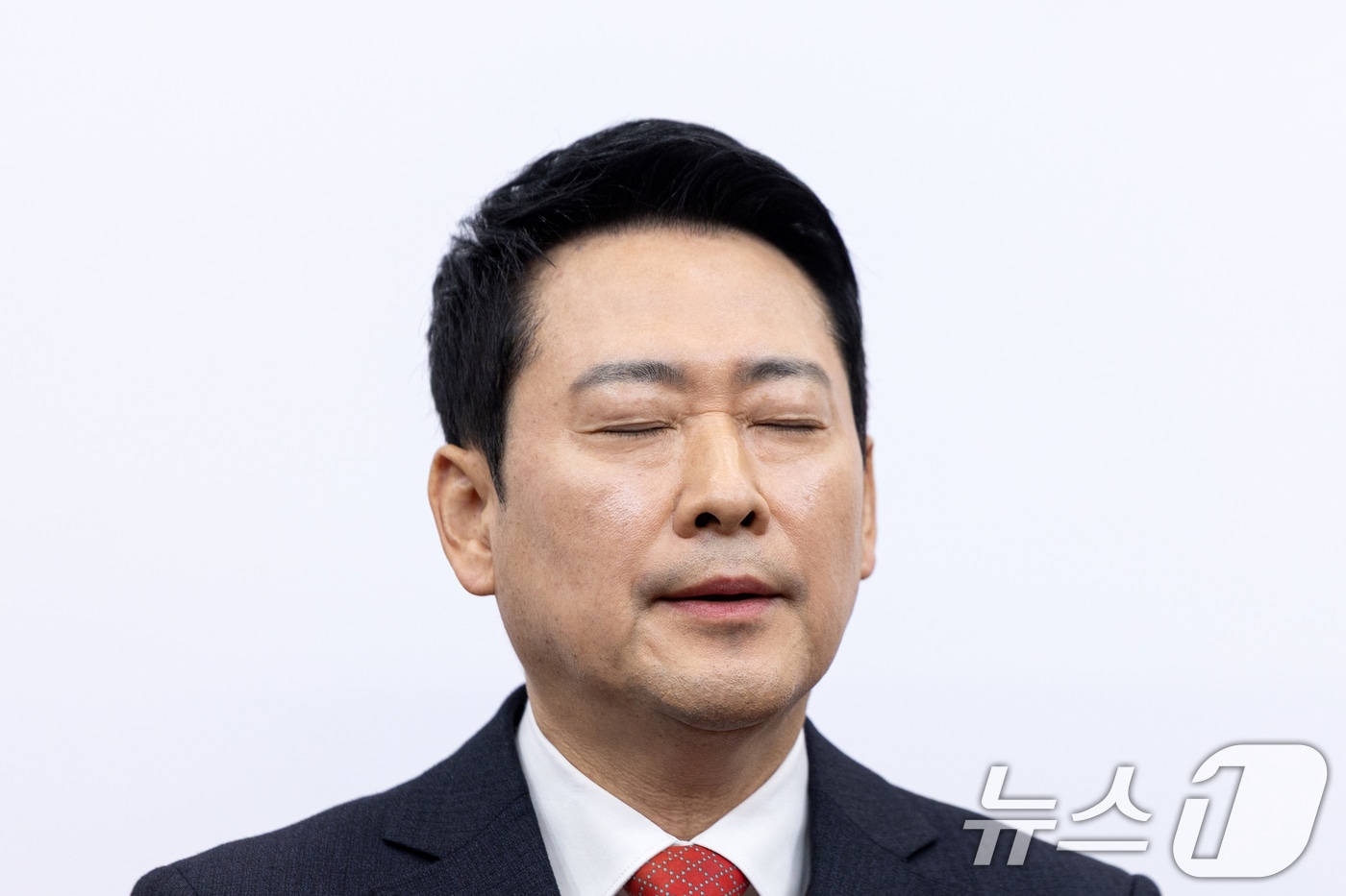 장동혁 국민의힘 대표가 지난 2월 12일 서울 여의도 국회에서 열린 최고위원회의에서 생각에 잠겨있는 모습. 2026.2.12 ⓒ 뉴스1 이승배 기자