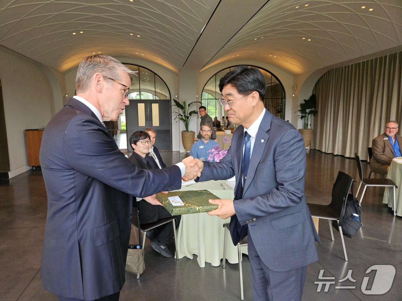 오른쪽이 한국수목원정원관리원 심상택 이사장(한국수목원정원관리원 제공.재판매 및 DB금지) /뉴스1 