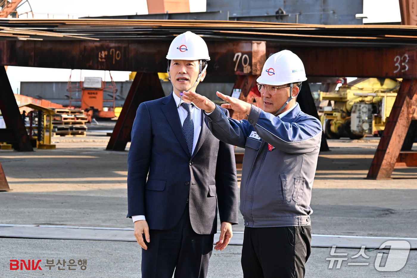 김성주 BNK부산은행장(왼쪽)이 지난 11일 HSG성동조선 현장을 방문해 설명을 듣고 있다. (부산은행 제공. 재판매 및 DB금지)