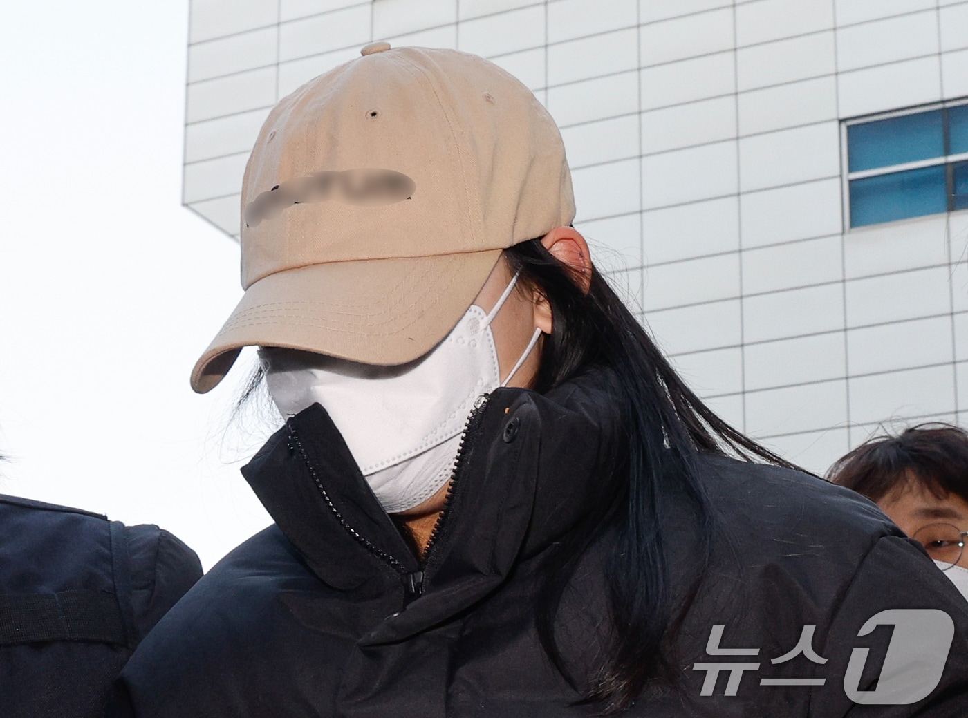 서울 강북구 수유동 모텔에서 약물이 든 음료를 건네 타인을 숨지게 한 혐의를 받는 20대 여성이 12일 오전 서울 도봉구 북부지방법원에서 열린 영장실질심사(구속 전 피의자 심문)에 출석하고 있다. 경찰은 이 여성이 지난달 말 또 다른 남성에게도 동일한 수법으로 범행을 저지른 것으로 보고 숨진 이들의 부검을 진행 중이다. 2026.2.12 ⓒ 뉴스1 안은나 기자