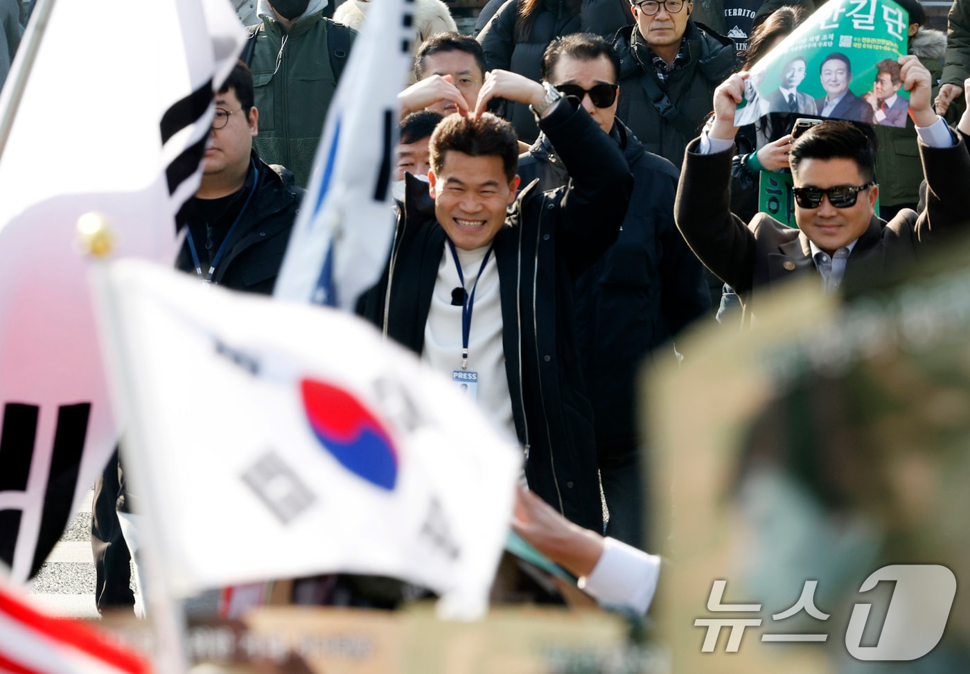 이재명 대통령과 김현지 청와대제1부속실장에 대한 허위 사실을 유포한 혐의로 고발된 한국사 강사 출신 보수 유튜버 전한길 씨가 12일 오전 서울시 동작구 노량진역 앞에서 피의자 신분 경찰 첫 소환 조사 출석에 앞서 입장을 밝힌 후 지지자들에게 인사를 하고 있다. 2026.2.12 ⓒ 뉴스1 박정호 기자