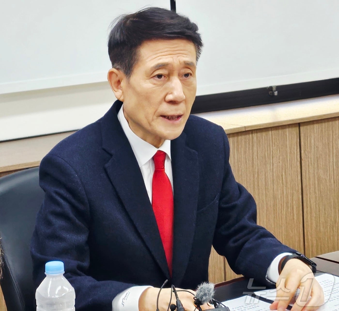 6·3 지방선거 경북도지사 예비후보인 이강덕 전 포항시장이 12일 대구 수성구 국민의힘 경북도당에서 기자간담회를 열고 대구·경북 행정통합과 관련된 입장을 밝히고 있다. 2026.2.12 ⓒ 뉴스1 남승렬 기자