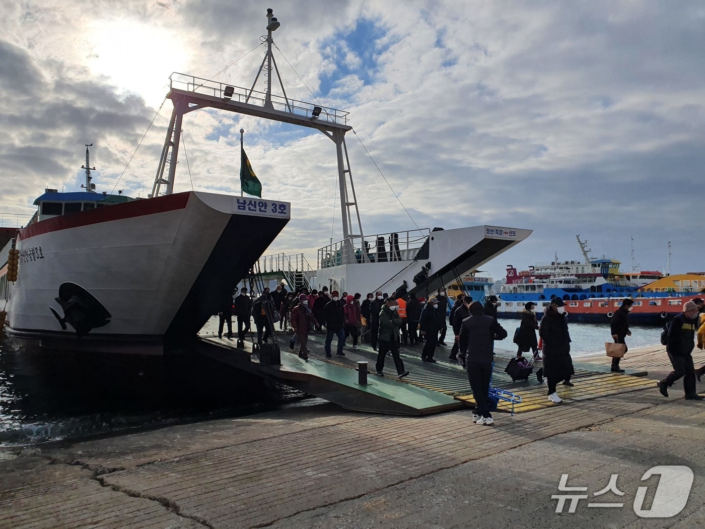 배에 승객들이 탑승하는 모습.(전남도 제공. 재판매 및 DB금지) 2026.2.12/뉴스1