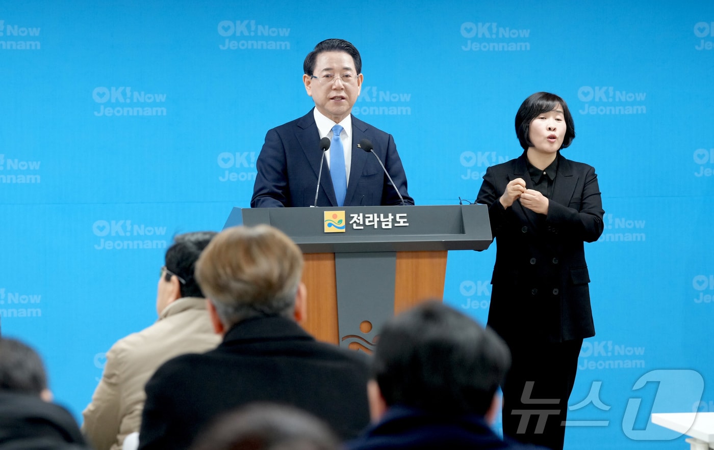 김영록 전라남도지사가 12일 도청 브리핑룸에서 400만 전남광주통합특별시 실현을 위한 전남·광주 3+1축 산업 대부흥 비전을 발표하고 있다.(전남도 제공. 재판매 및 DB금지) 2026.2.12 ⓒ 뉴스1 전원 기자