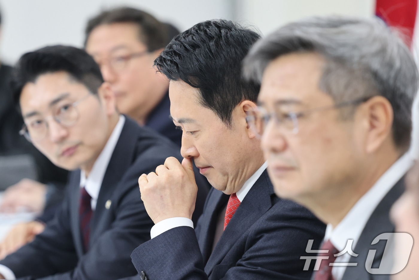 장동혁 국민의힘 대표가 12일 서울 여의도 국회에서 이재명 대통령과 청와대 오찬에 불참하기로 결정한 뒤 입장을 밝히기 전 얼굴을 만지고 있다. 2026.2.12 ⓒ 뉴스1 이승배 기자