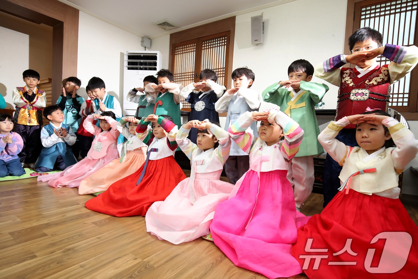설 연휴를 앞두고 대원유치원에서 한복을 곱게 차려입은 어린이들이 세배하는 법을 배우고 있다. 2026.2.12 ⓒ 뉴스1 공정식 기자