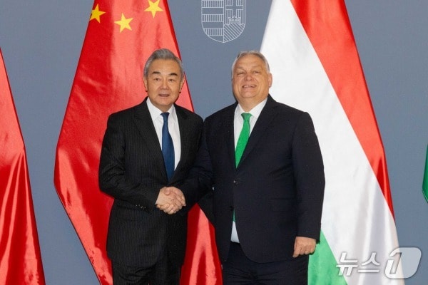 왕이 중국 외교부장이 11일(현지시간) 헝가리 부타페스트에서 빅토르 오르반 헝가리 총리와 만났다. (사진출처=중국 외교부 홈페이지)