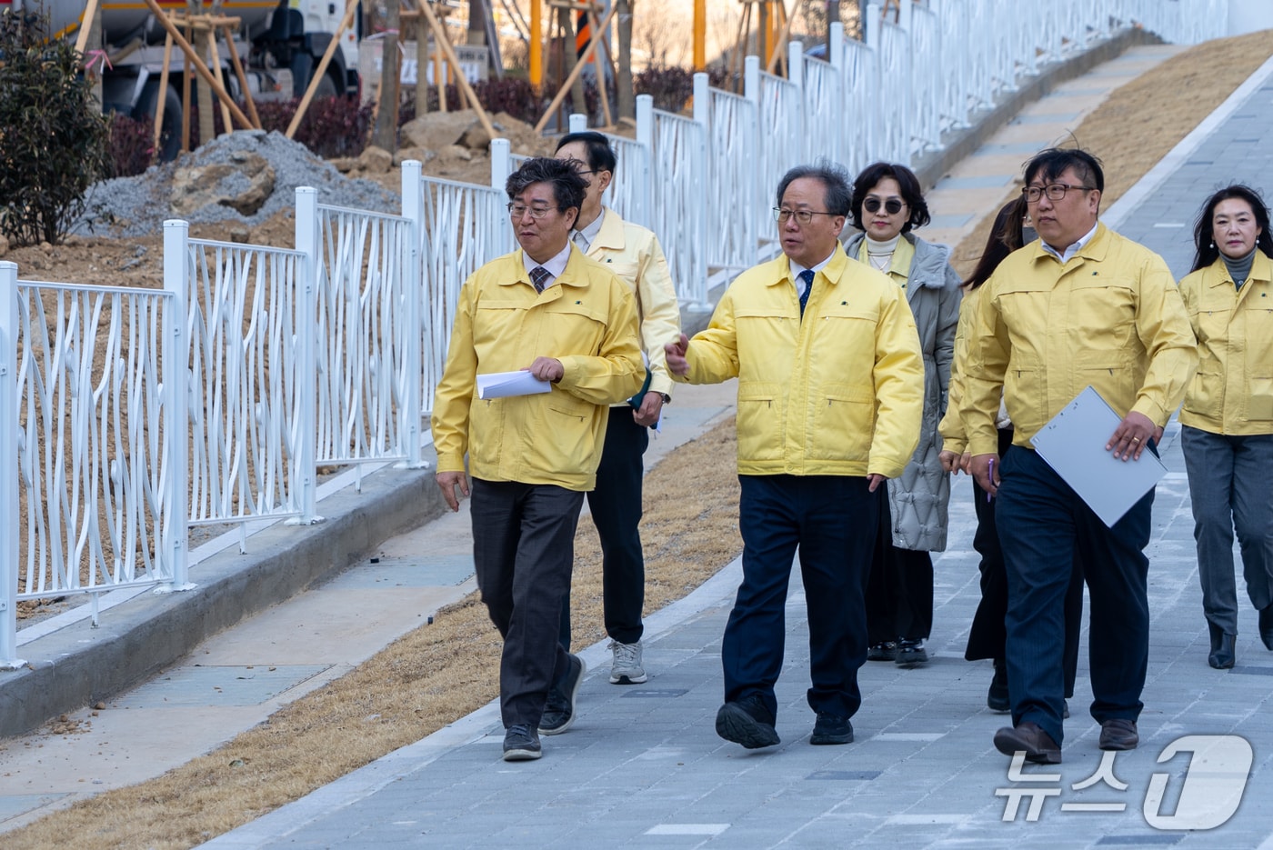 지난 11일 김석준 부산시교육감이 통학로를 점검하고 있는 모습 (교육청 제공. 재판매 및 DB금지)