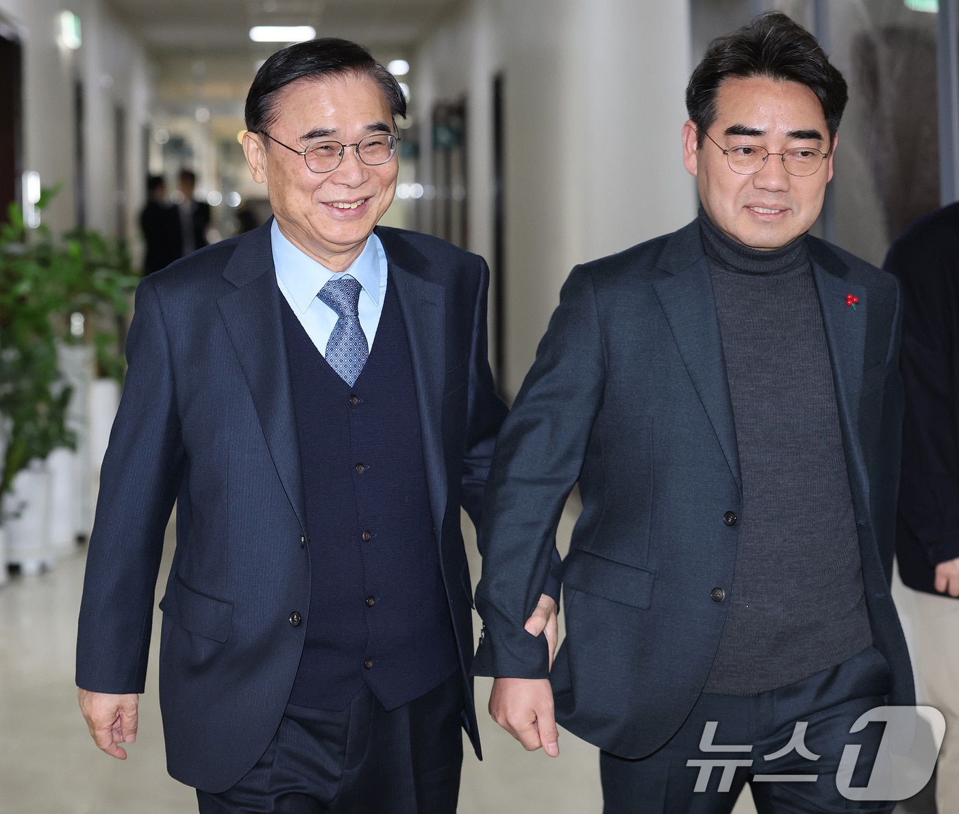 이종석 국가정보원장(왼쪽)이 12일 서울 여의도 국회에서 열린 정보위원회 전체회의에 출석하기 앞서 이성권 국민의힘 정보위 간사와 위원장실로 향하고 있다. ⓒ 뉴스1 국회사진기자단