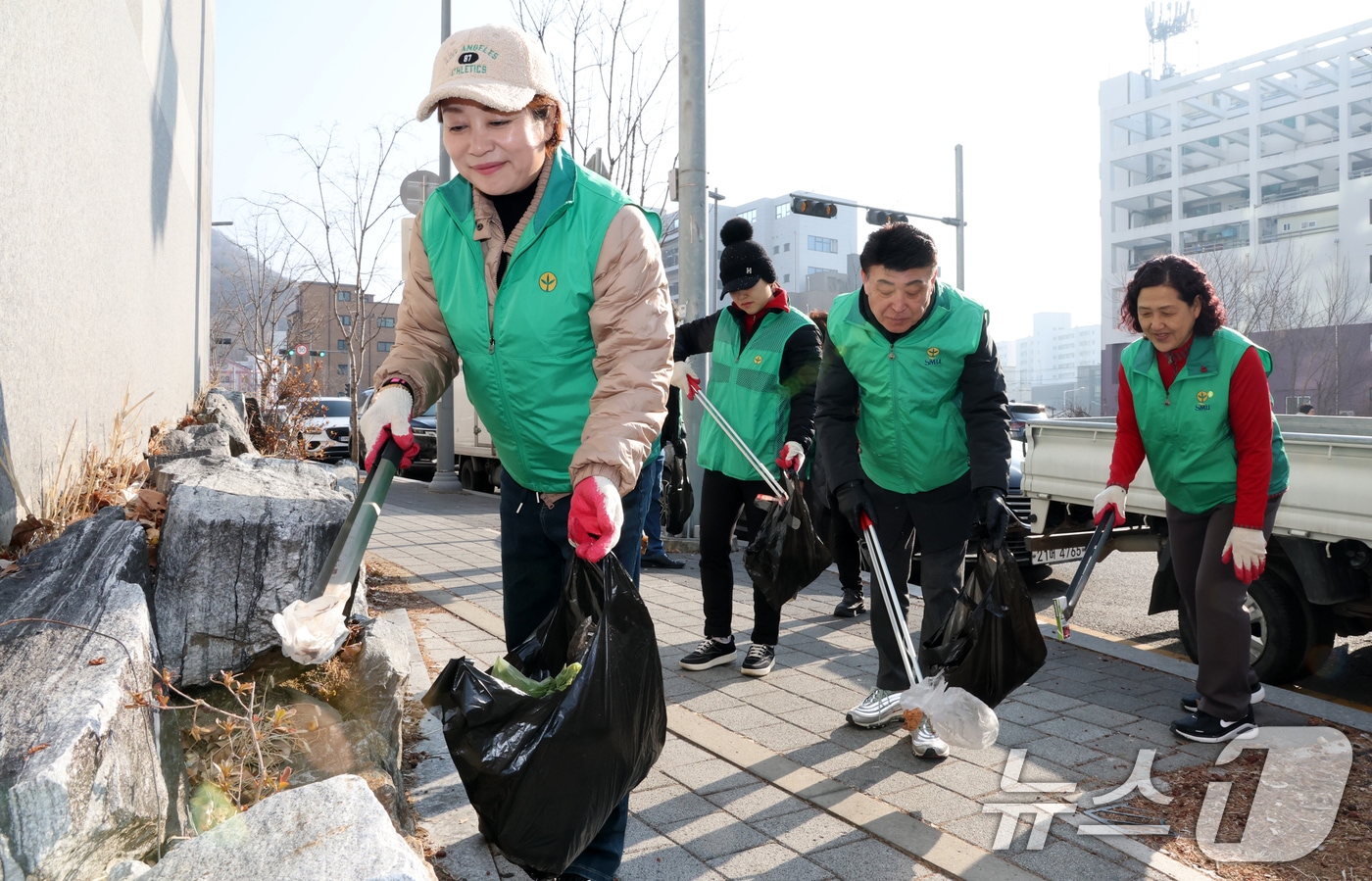 12일 대전 동구 판암1동 일원에서 진행된 '설맞이 대청소'에서 주민들이 도로에 버려진 쓰레기를 치우고 있다. 2026.2.12 ⓒ 뉴스1 김기태 기자