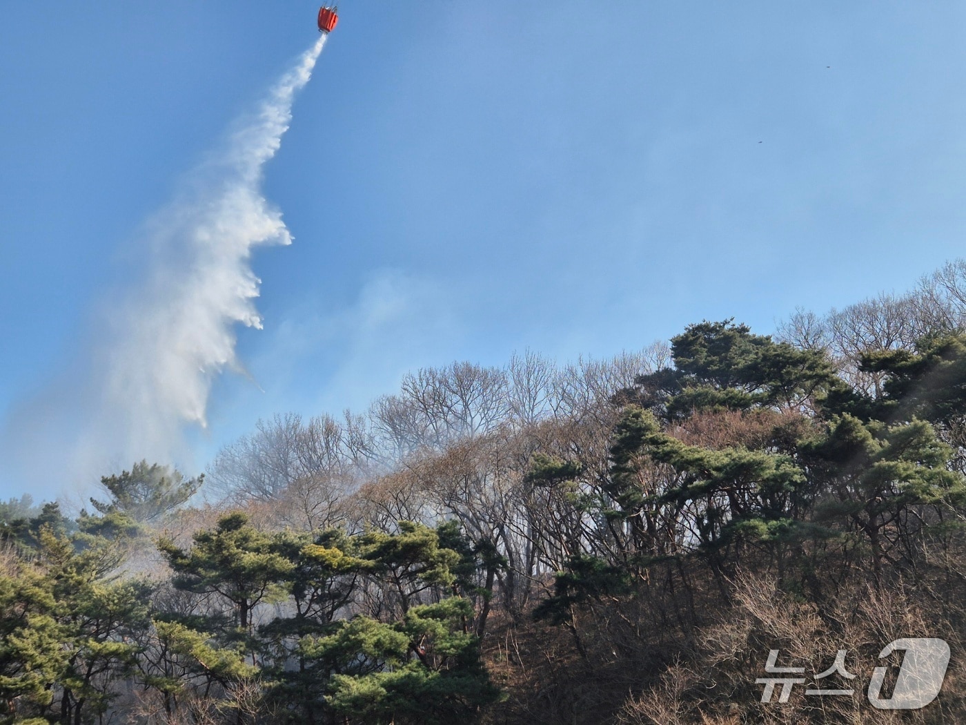 12일 창원 의창구 병천소류지 인근 야산에서 난 불을 끄고 있는 헬기.(창원소방본부 제공. 재판매 및 DB금지)