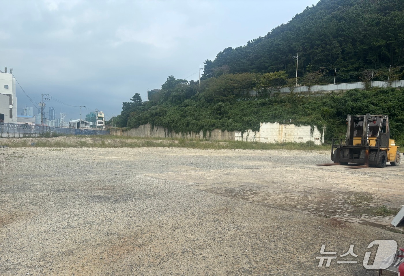 이기대 입구 아파트 계획 부지 모습 ⓒ 뉴스1 홍윤 기자