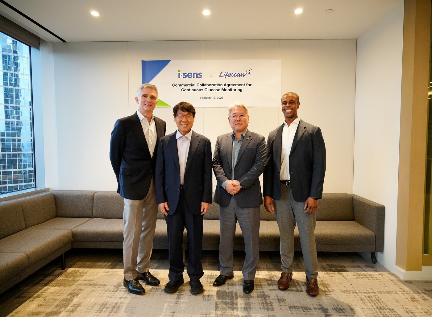 아이센스와 라이프스캔 임원들이 공급 계약을 체결하고 있다. 왼쪽부터 Michael Hooks(LifeScan CEO), 남학현 대표이사(아이센스 CEO), 안상도 부사장(아이센스 CCO), James Rushing(LifeScan CFO)이다. (아이센스 제공)