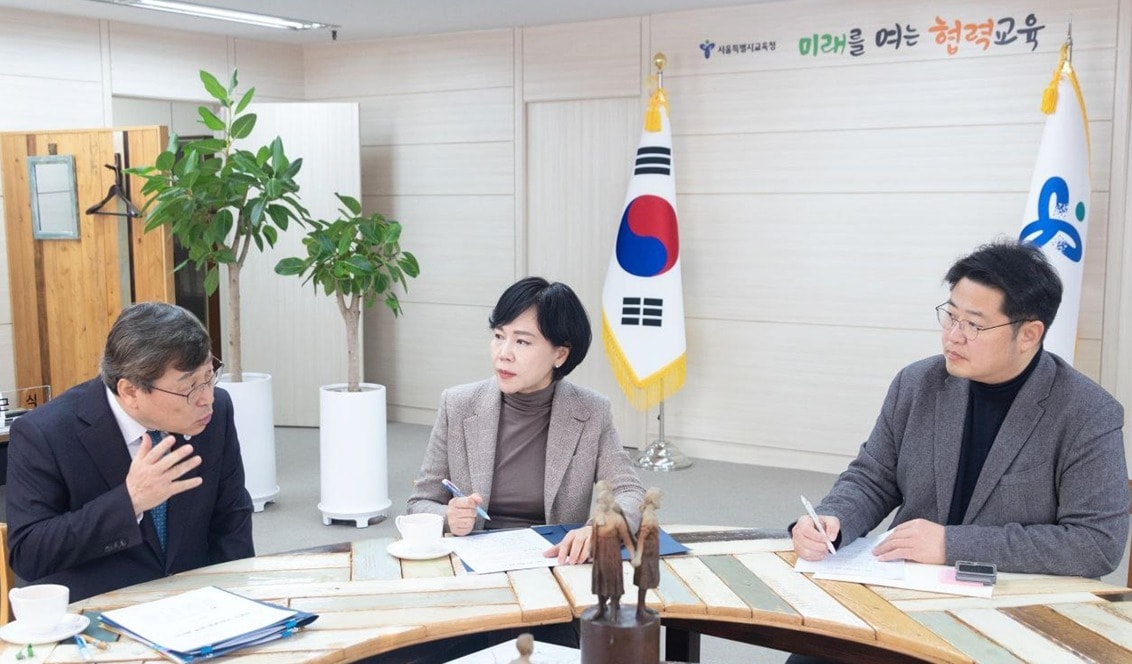 전현희 더불어민주당 의원(가운데)이 12일 서울시교육청에서 정근식 서울시교육감(맨 왼쪽)과 만나 성동구 명문고 설립 관련 협의를 하고 있다. (전현의 의원실 제공)