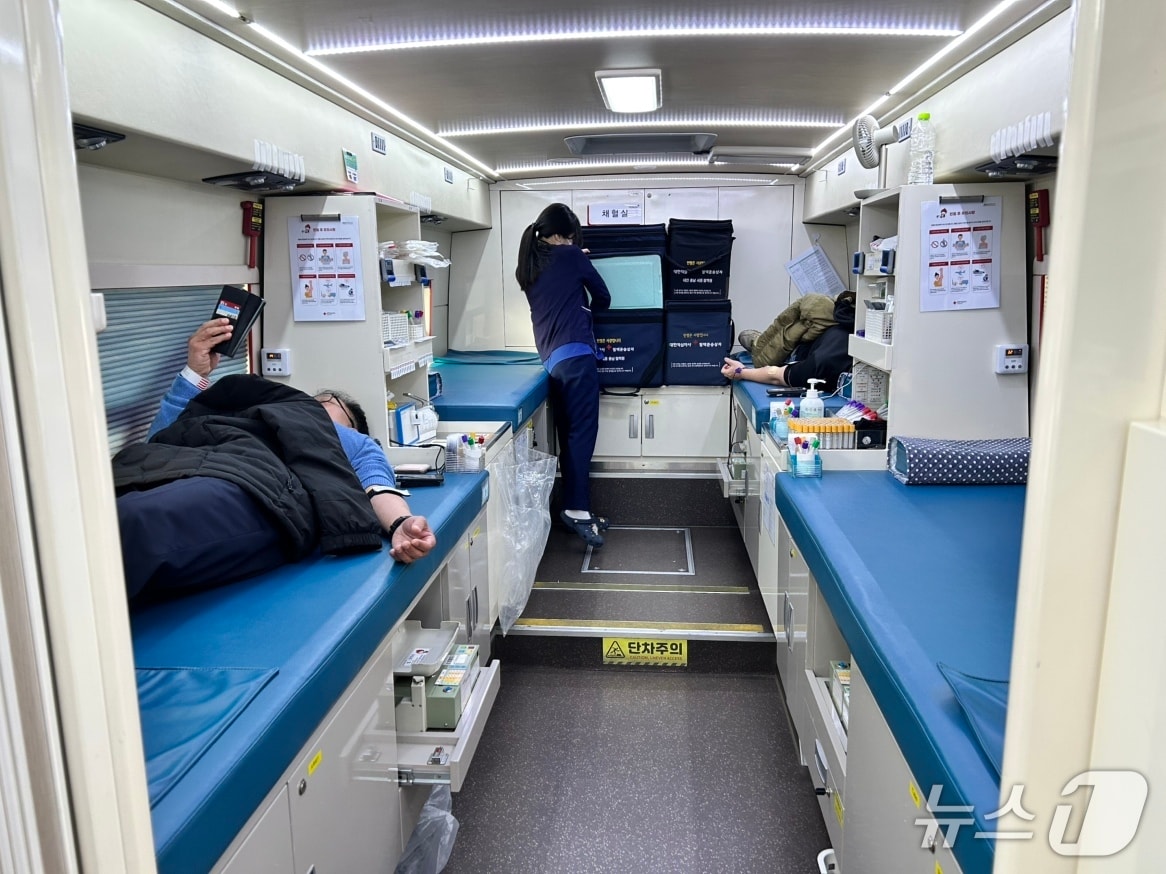  충남교육청 직원들이 헌혈버스에서 헌혈에 참여하고 있다. (충남교육청 제공, 재판매 및 DB금지) / 뉴스1