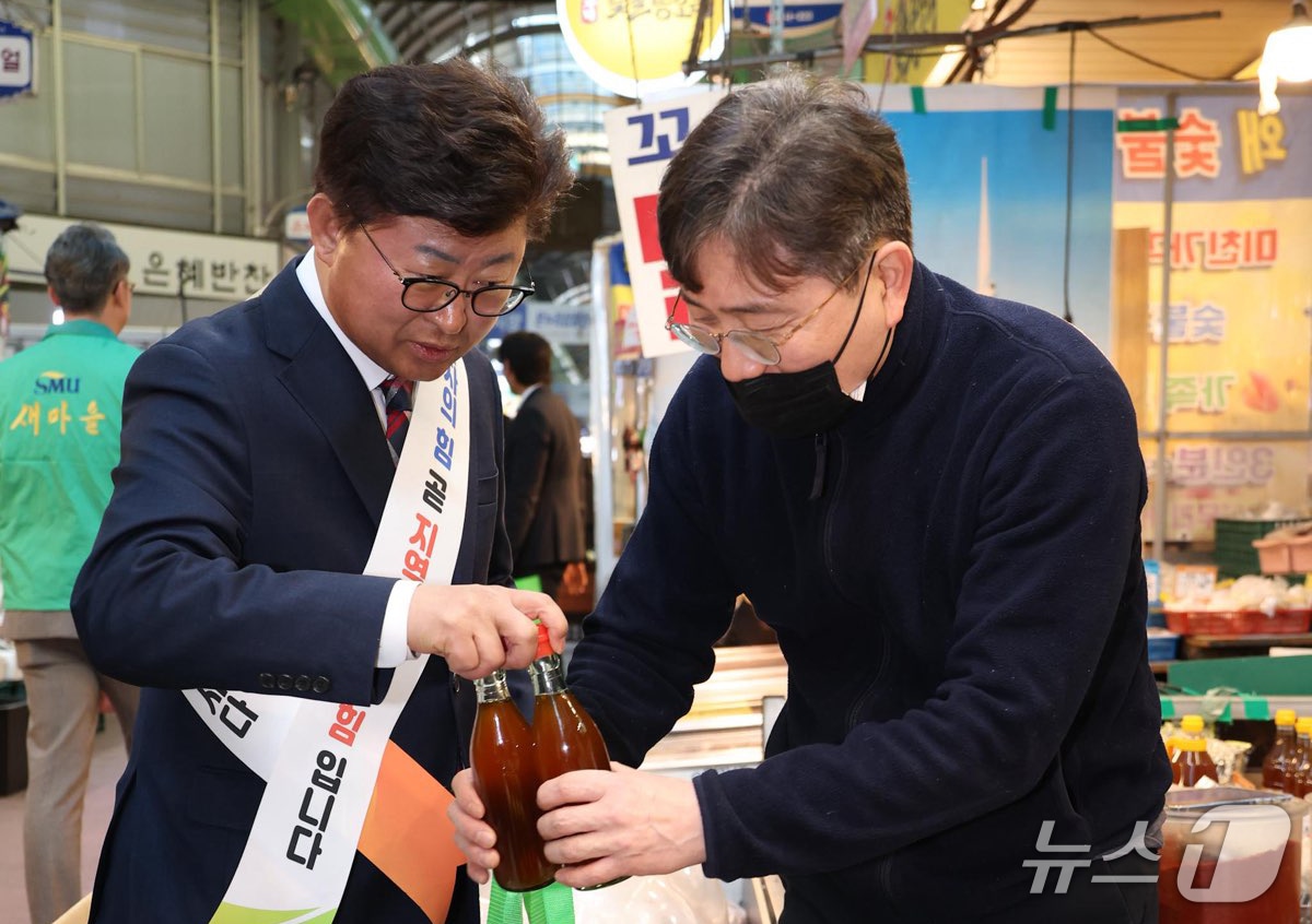 최충규 대덕구청장(왼쪽)이 12일 중리전통시장에서 제수용품과 농·축·수산물을 구매하고 있다.(대덕구 제공. 재판매 및 DB금지)/뉴스1