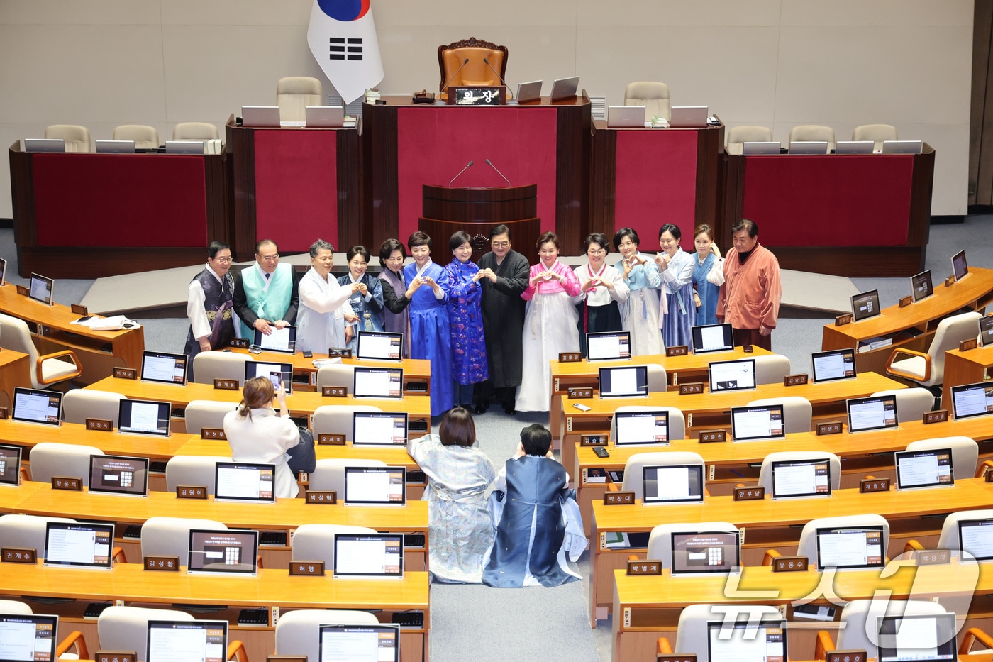우원식 국회의장이 12일 서울 여의도 국회에서 열린 제432회국회(임시회) 제7차 본회의가 산회된 후 한복을 입은 의원들과 기념 촬영을 하고 있다. 2026.2.12 ⓒ 뉴스1 신웅수 기자