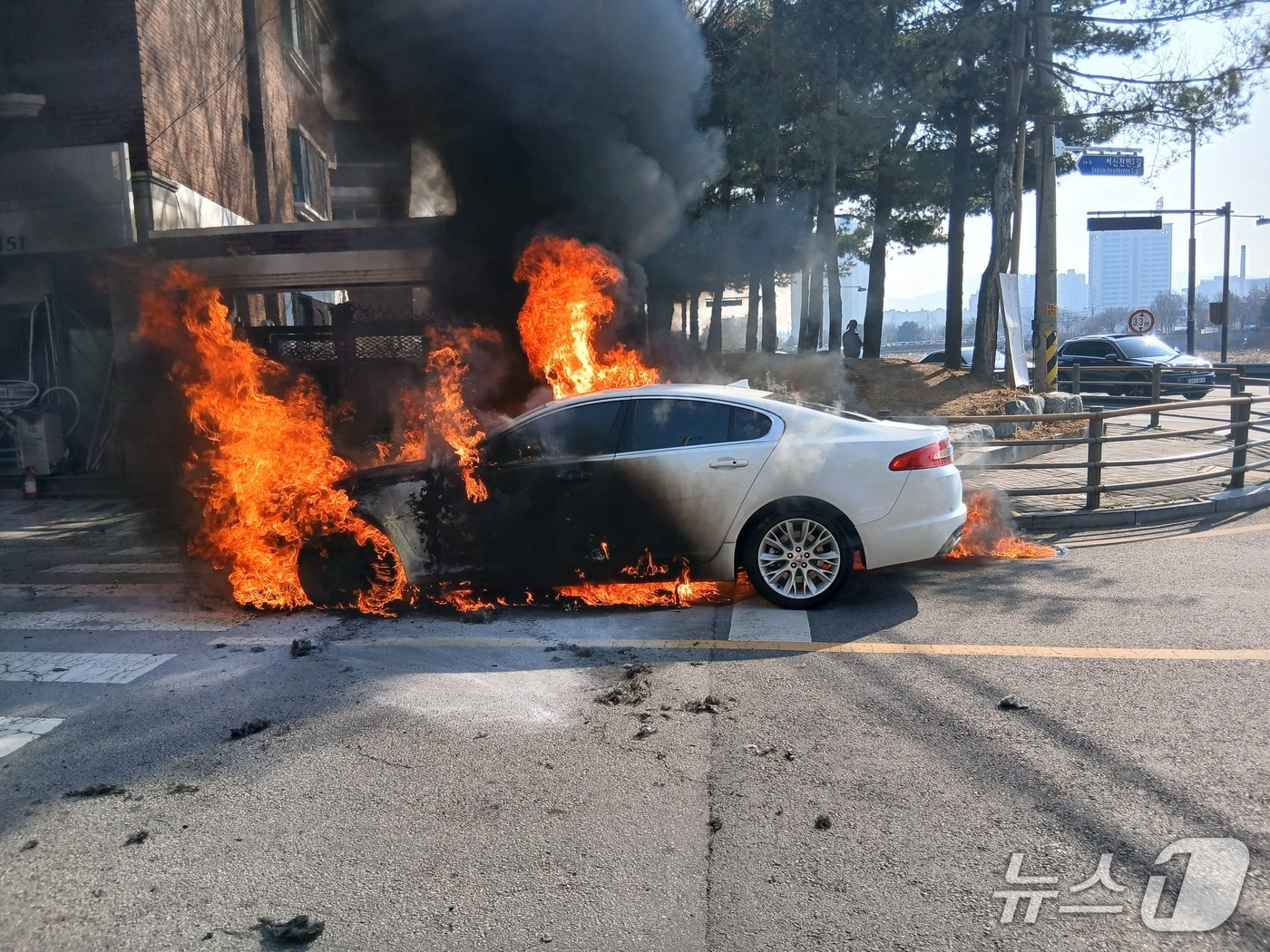 12일 오후 2시 38분께 전북 전주시 완산구 서신동의 한 도로를 주행하던 승용차에 불이 났다.(전북소방본부 제공. 재판매 및 DB금지)