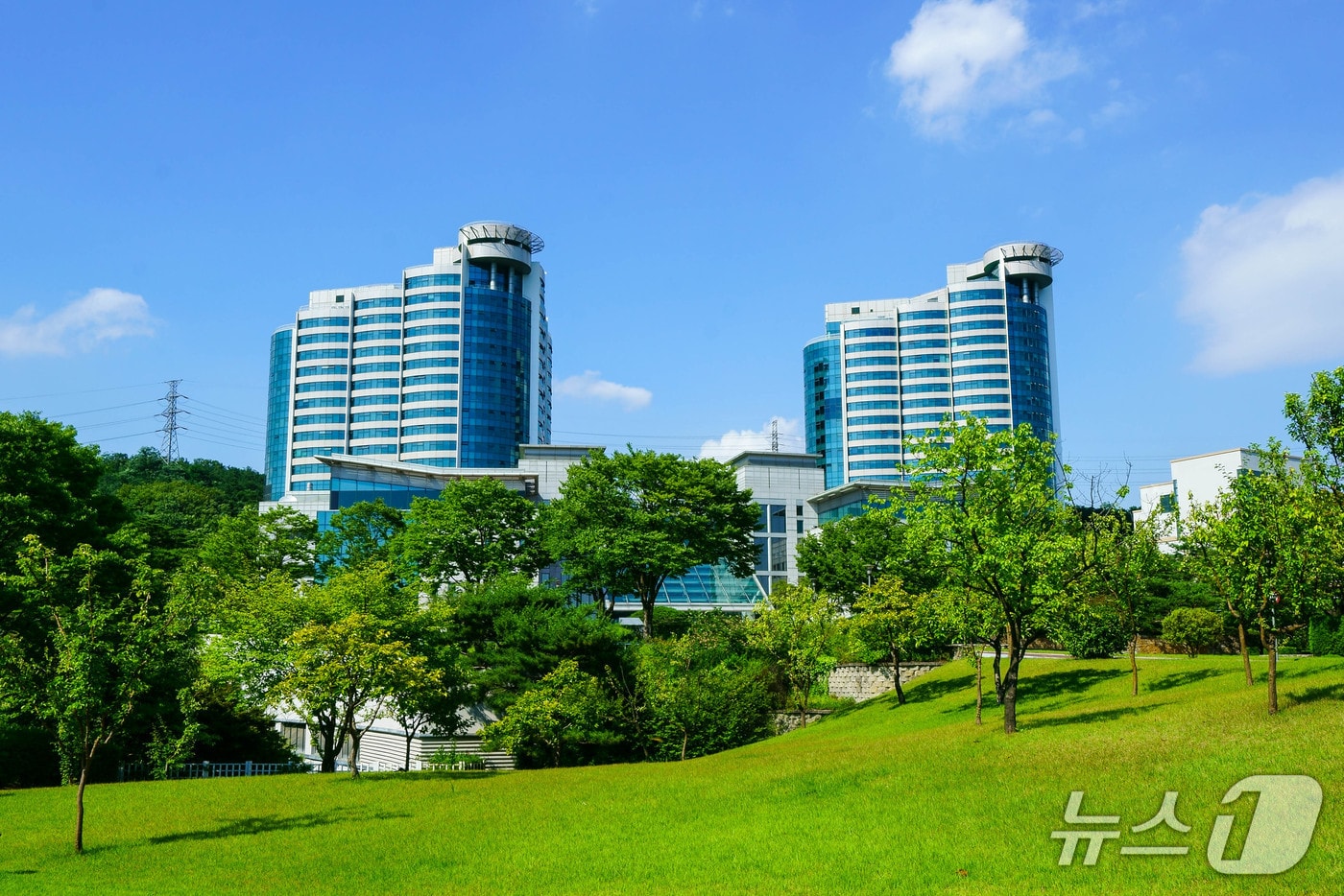 '노인 믿고 맡길 집' 보험사가 짓는다...KB·신한 이어 삼성 요양사업 참... - 뉴스 썸네일 이미지