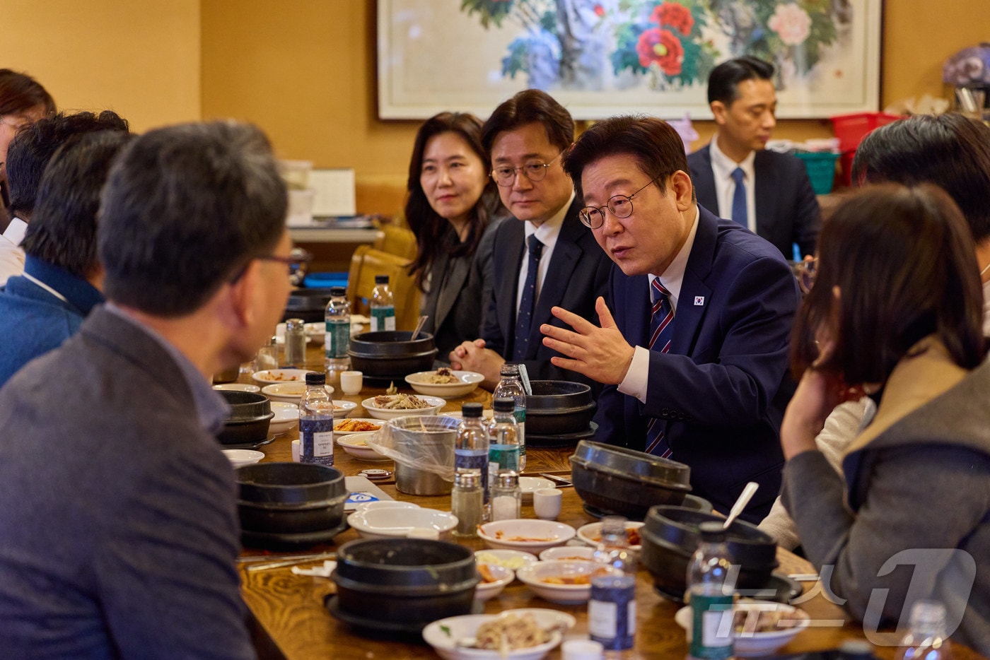 이재명 대통령이 12일 청와대 인근 삼계탕집을 찾아 오찬을 갖고 있다. (청와대 제공. 재판매 및 DB 금지) 2026.2.12 ⓒ 뉴스1 이재명 기자