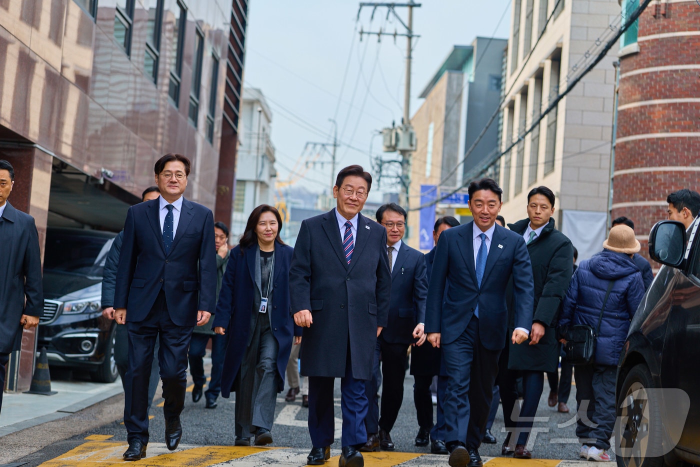 이재명 대통령이 12일 청와대 인근에서 오찬을 갖기 위해 참모진들과 함께 길을 걷고 있다. (청와대 제공. 재판매 및 DB 금지) 2026.2.12 ⓒ 뉴스1 이재명 기자