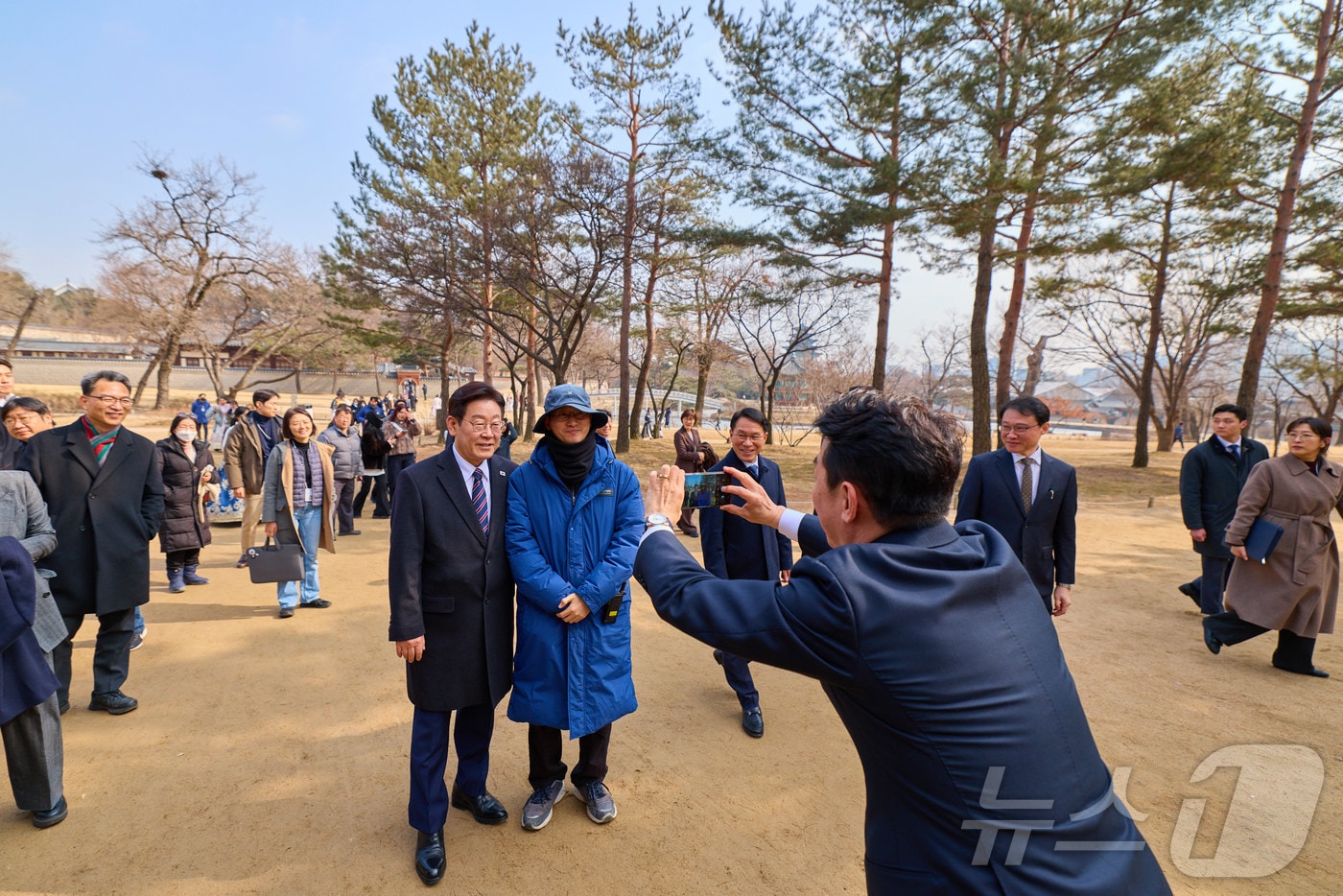 이재명 대통령이 지난 12일 청와대 인근 삼계탕집에서 오찬을 한 후 경복궁을 찾아 직원과 기념촬영을 하고 있다. (청와대 제공. 재판매 및 DB 금지) 
