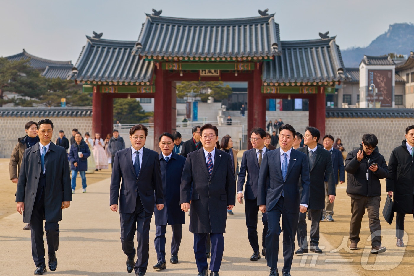이재명 대통령이 12일 청와대 인근 삼계탕집을 찾아 오찬을 마친 후 경복궁 산책을 하고 있다. (청와대 제공. 재판매 및 DB 금지) 2026.2.12 ⓒ 뉴스1 이재명 기자