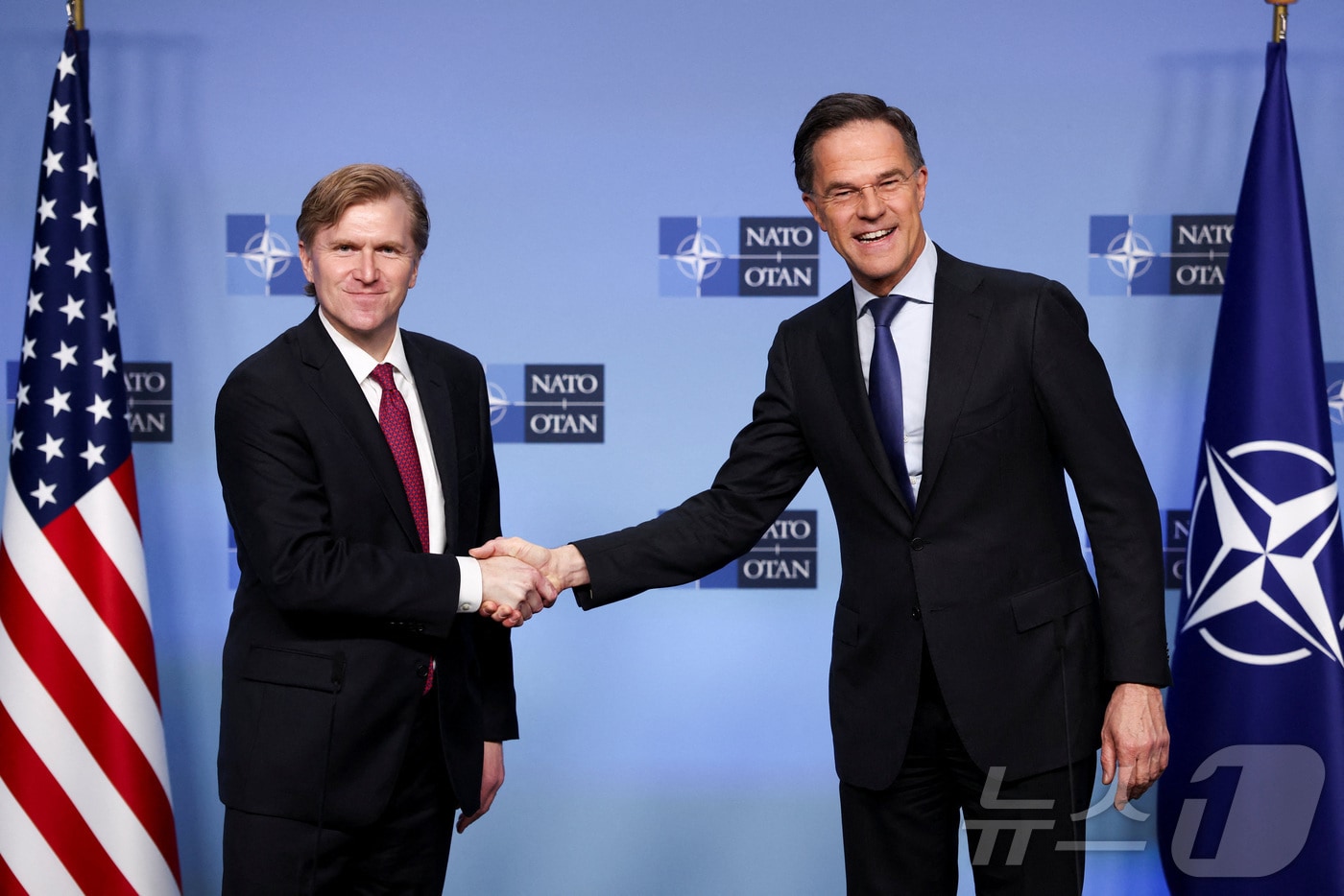 엘브리지 콜비 미국 국방부(전쟁부) 정책 담당 차관이 12일(현지시간) 벨기에 브뤼셀에서 열린 북대서양조약기구(NATO) 국방장관 회의에 참석해 마르크 뤼터 나토 사무총장과 악수를 하고 있다. 2025.2.12. ⓒ 뉴스1 ⓒ 로이터=뉴스1