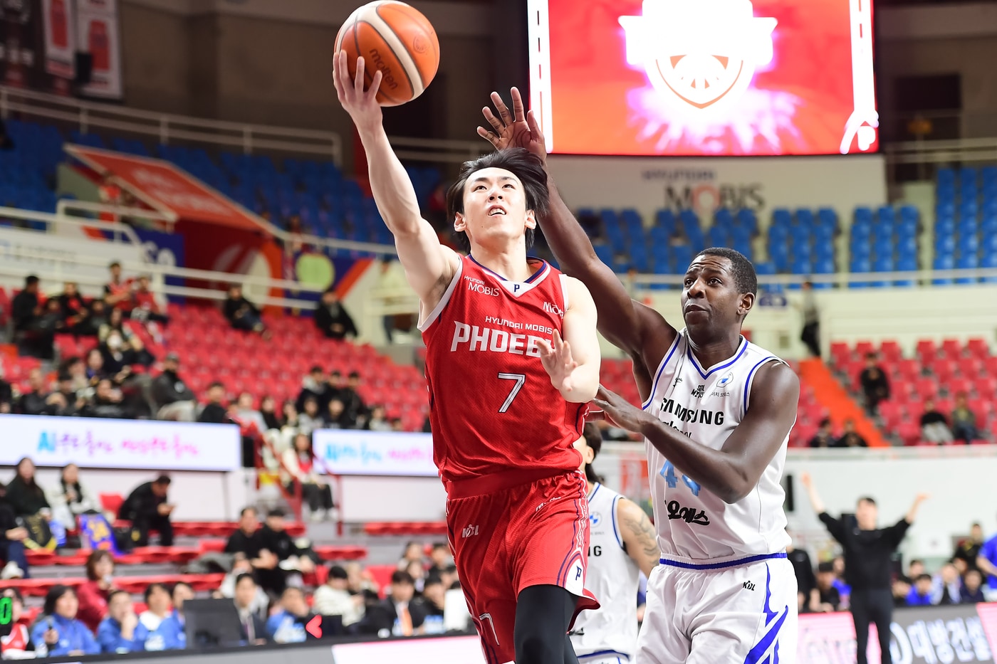 울산 현대모비스 서명진이 12일 울산동천체육관에서 열린 서울 삼성과 홈경기에서 레이업 슛을 시도하고 있다. (KBL 제공)