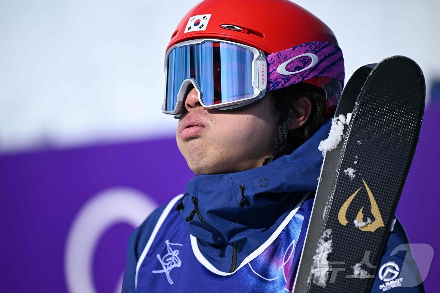 한국 모굴스키 국가대표 정대윤이 12일(한국시간) 1차 결선 연기 후 아쉬워하고 있다. ⓒ AFP=뉴스1