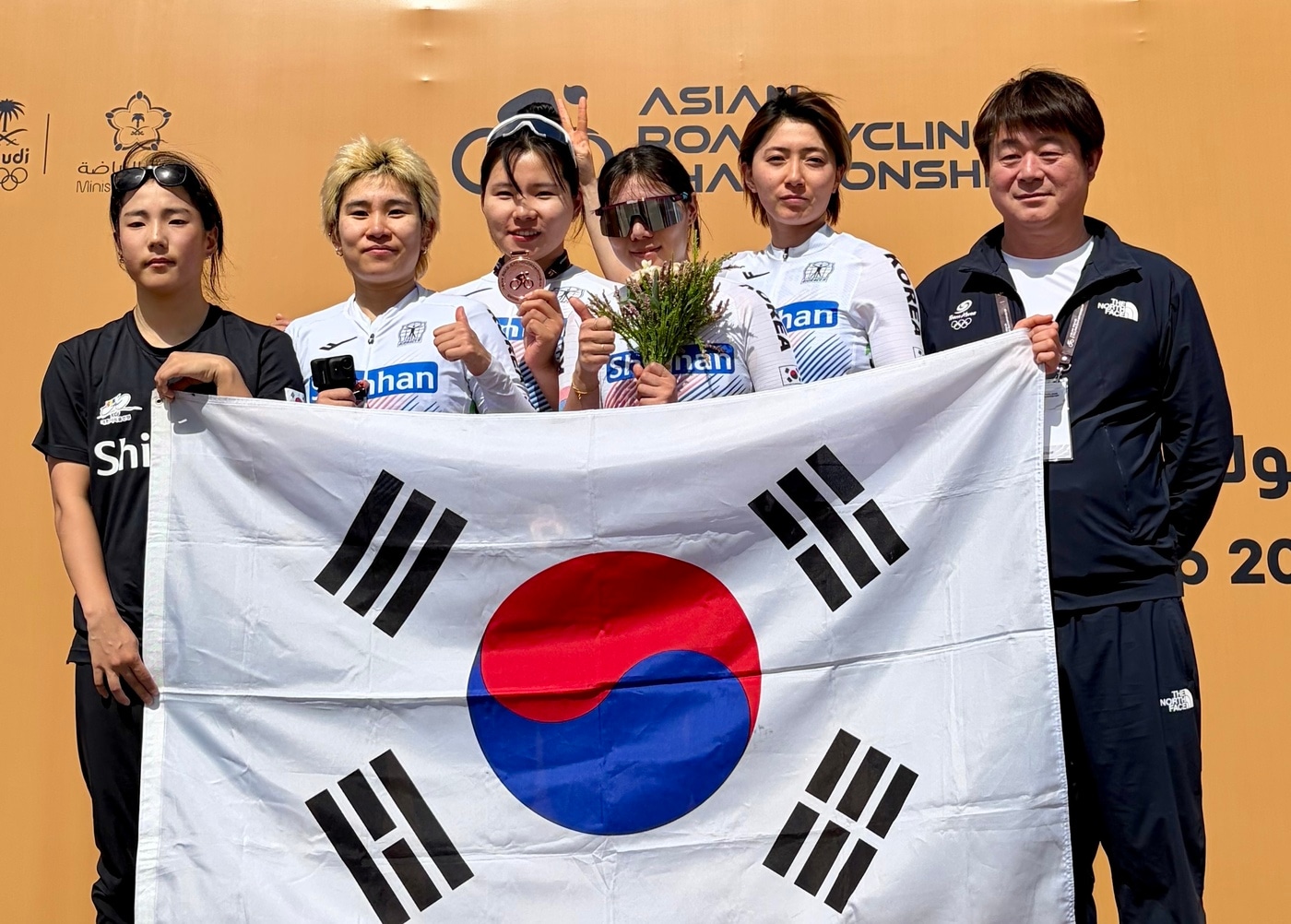 아시아도로사이클선수권대회에서 동메달을 딴 신지은(가운데)이 기념촬영을 하고 있다.(대한사이클연맹 제공)