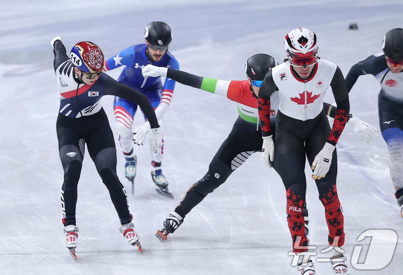쇼트트랙 신동민이 12일(현지시간) 이탈리아 밀라노 아이스 스케이팅 아레나에서 열린 2026 밀라노·코르티나담페초 동계올림픽 쇼트트랙 남자 1000m 준준결승에서 조2위로 준결승에 진출하고 있다. 2026.2.13 ⓒ 뉴스1 김성진 기자