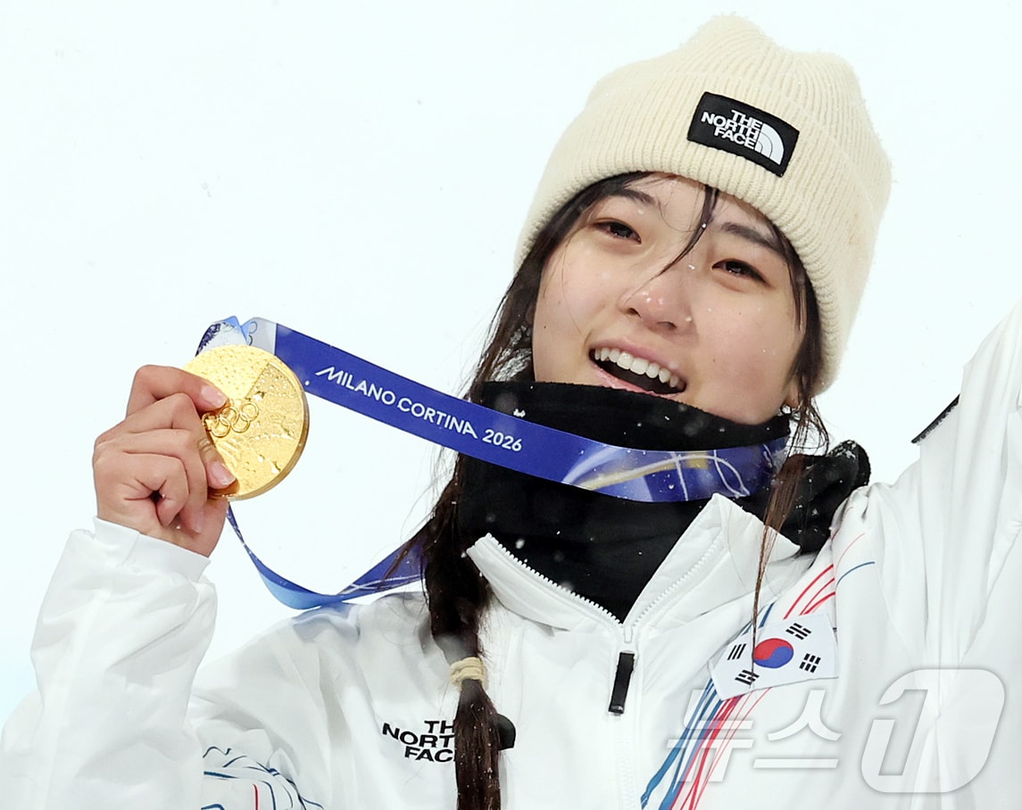 12일(현지시간) 이탈리아 리비뇨 스노파크에서 열린 2026 밀라노·코르티나담페초 동계올림픽 스노보드 여자 하프파이프 결선에서 90.25점을 받아 금메달을 획득한 스노보드 최가온이 기뻐하고 있다. 2026.2.13 ⓒ 뉴스1 김진환 기자