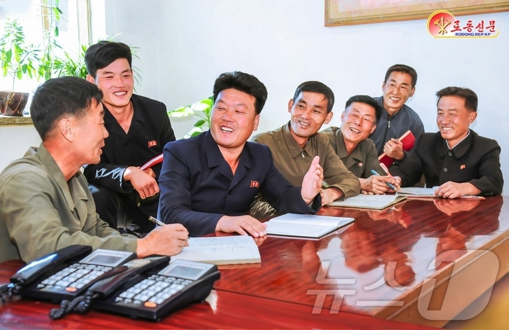 (평양 노동신문=뉴스1) = 북한 노동당 기관지 노동신문은 13일 증산군 발산농장 노동당 초급일꾼(간부)들이 "자질과 품격을 훌륭히 갖추도록 이끌어주고 있다"라고 선전했다. [국내에서만 사용가능. 재배포 금지. DB 금지. For Use Only in the Republic of Korea. Redistribution Prohibited] rodongphoto@news1.kr