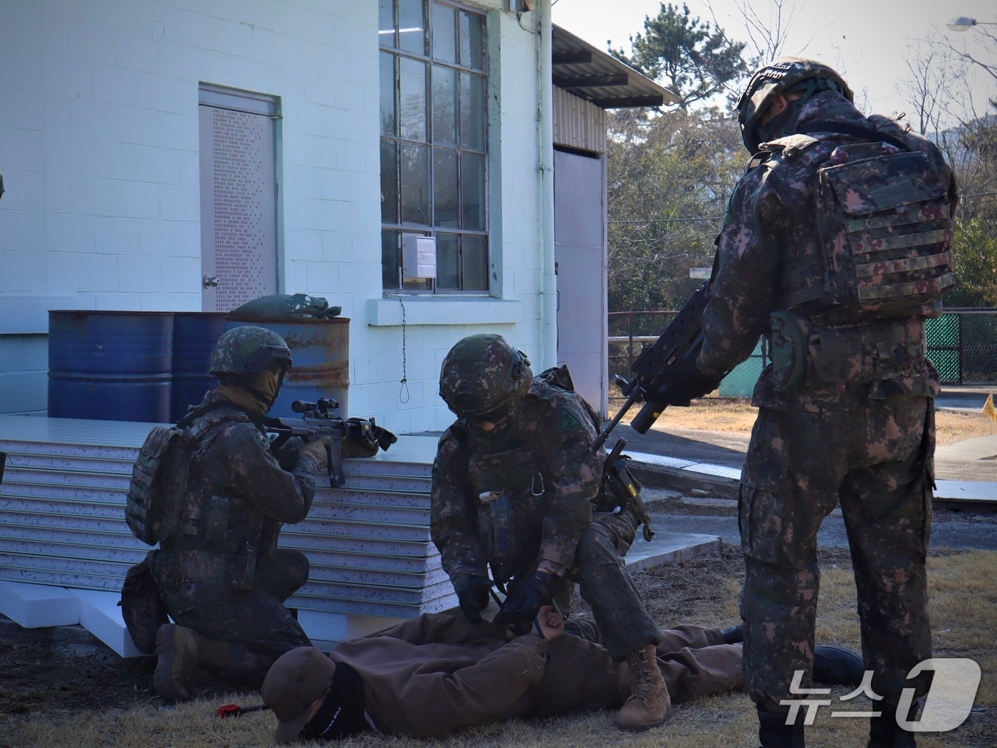 제53보병사단 부산여단 군인들이 12일 풍산부산공장 일대에서 중요시설 통합방호훈련을 벌이고 있다.(53사단 제공. 재판매 및 DB 금지)