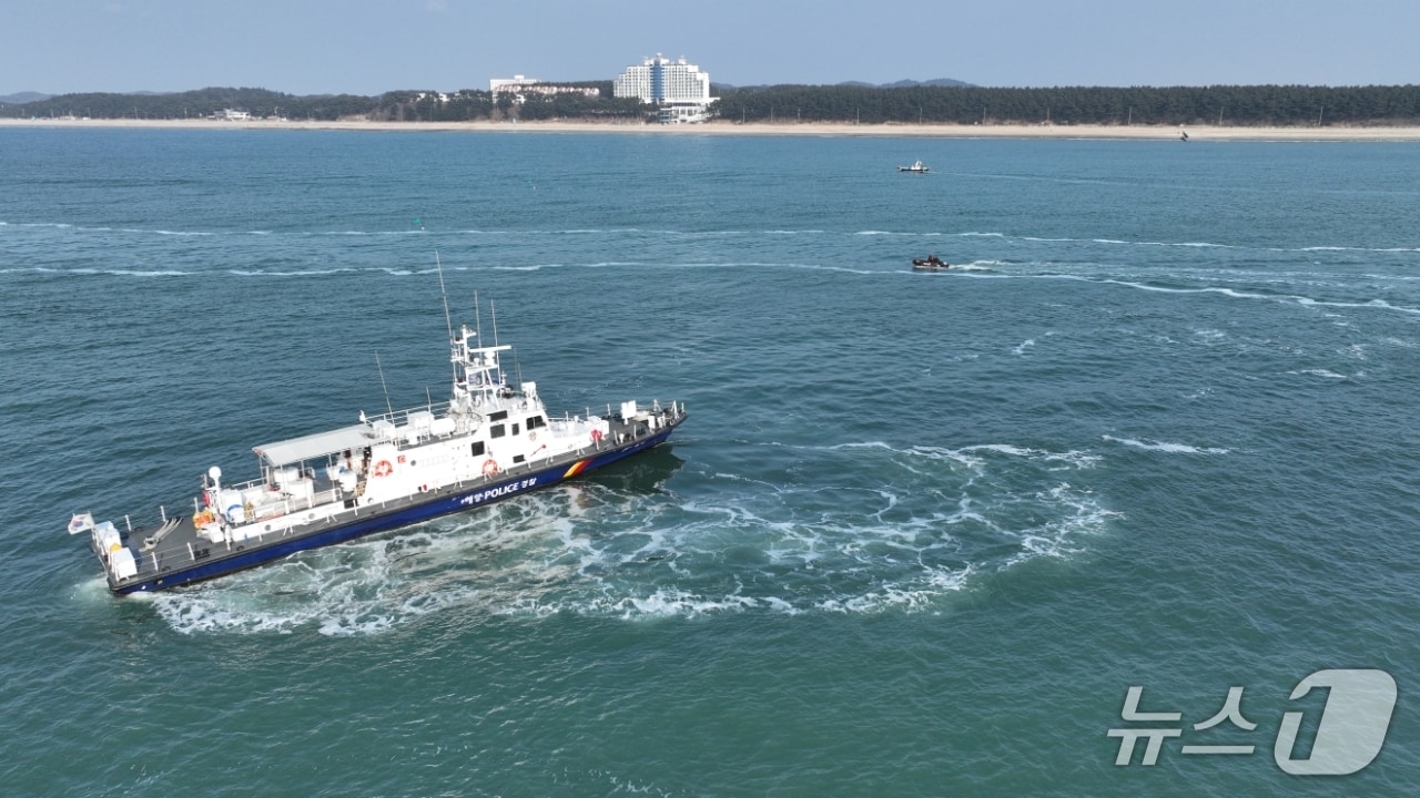 태안 꽃지해수욕장 인근 해상서 60대 선장돼 해경이 경비함정을 투입해 수색을 진행 중인 모습. (태안해경 제공, 재판매 및 DB금지) / 뉴스1