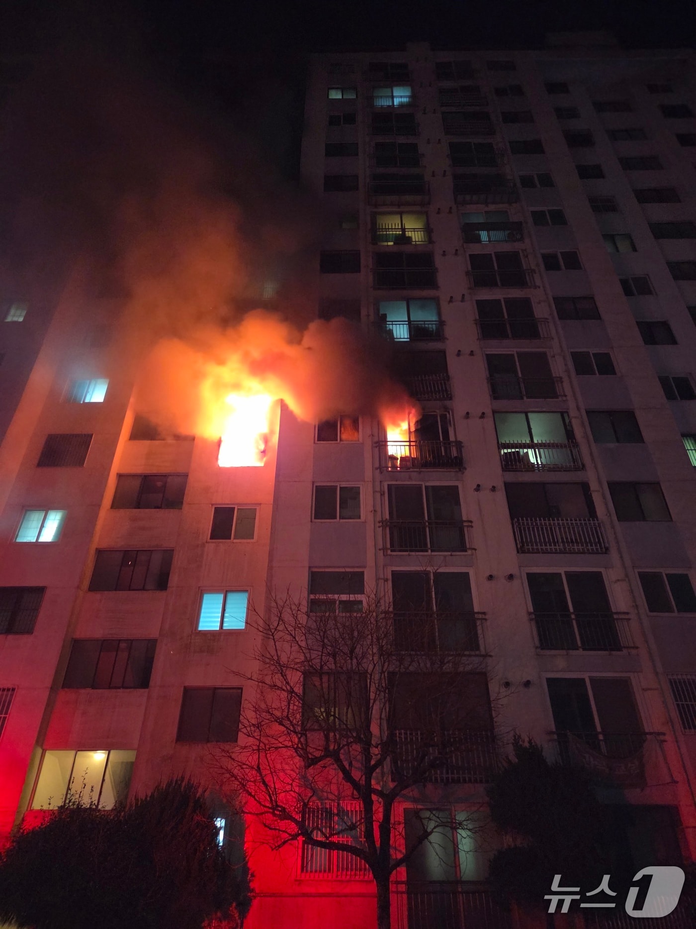 13일 오전 부산 해운대구 우동 아파트 5층에서 불이 나고 있다.(부산소방재난본부 제공. 재판매 및 DB 금지)