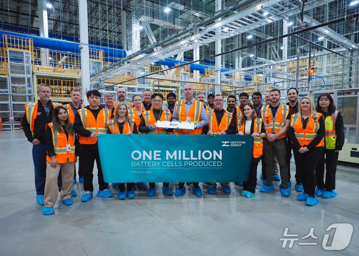 LG에너지솔루션 캐나다 생산법인 '넥스트스타 에너지'가 백만 셀 생산을 달성해 기념사진을 촬영한 모습(LG에너지솔루션 제공)