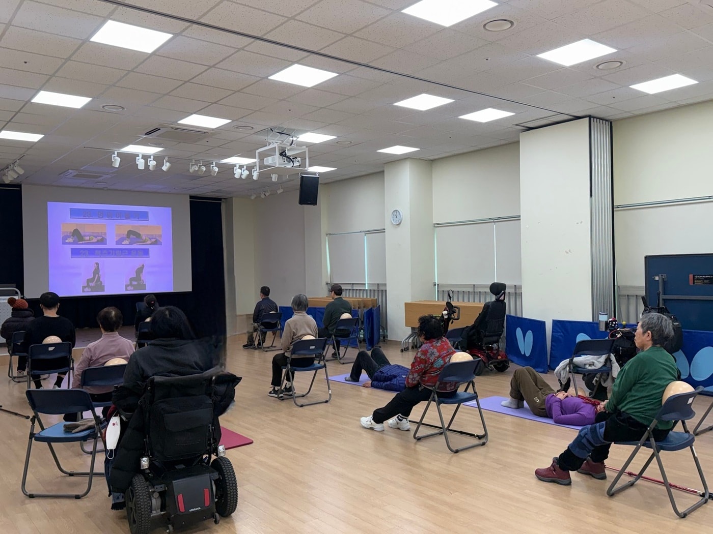 사회복지관에서 장애인들이 그룹재활운동 프로그램에 참여 중이다.(노원구 제공)